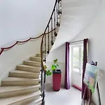 Queen's Escape 3*