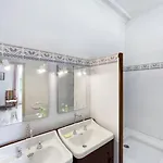 Bed & Breakfast Queen's Escape 3*