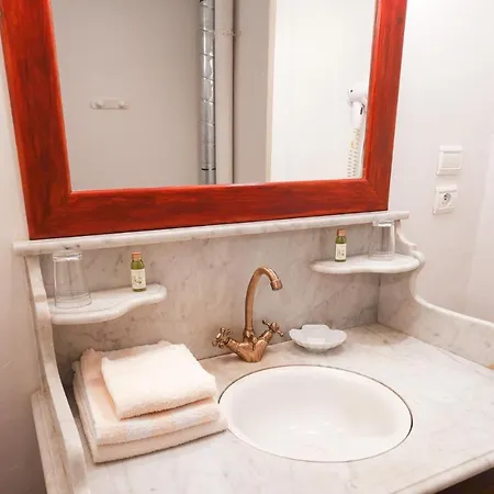 Queen's Escape Bed & Breakfast *