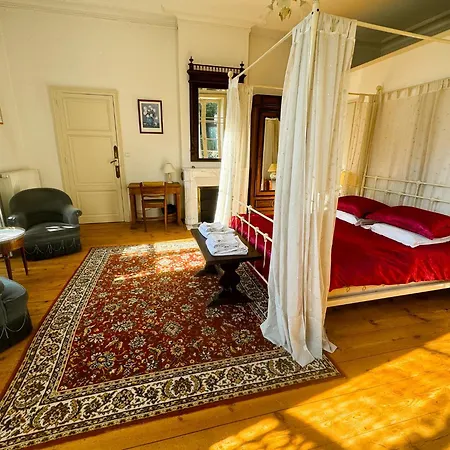 Queen's Escape Bed & Breakfast *
